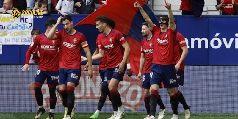 Các cầu thủ Osasuna khởi động trên sân El Sadar, chuẩn bị cho cuộc đối đầu đầy thử thách trước Real Sociedad