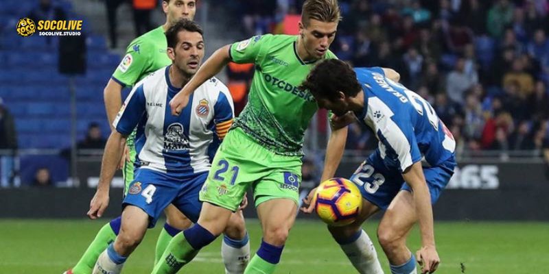 Đội chủ nhà Real Betis quyết tâm phô diễn sức mạnh tấn công hoa mỹ để giữ lại 3 điểm trọn vẹn